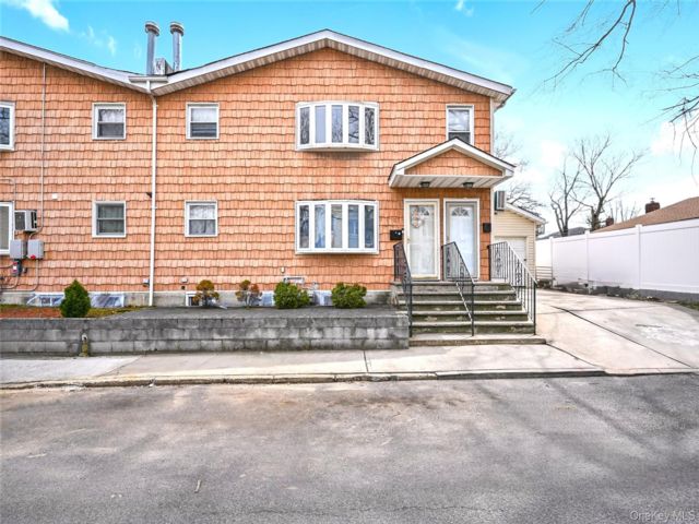  6 BR,  4.00 BTH &nbsp;Colonial style home in Springfield Gardens