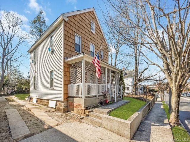  4 BR,  2.00 BTH &nbsp;Colonial style home in Port Washington