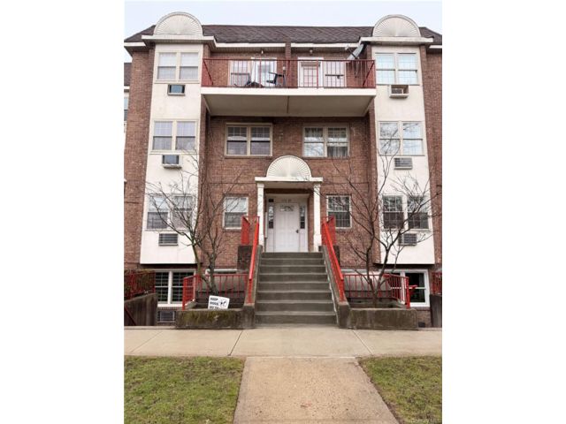  2 BR,  3.00 BTH &nbsp;Other style home in Jamaica Estates