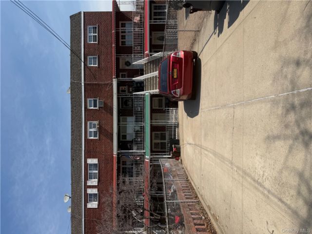  4 BR,  3.00 BTH &nbsp;House style home in Throggs Neck