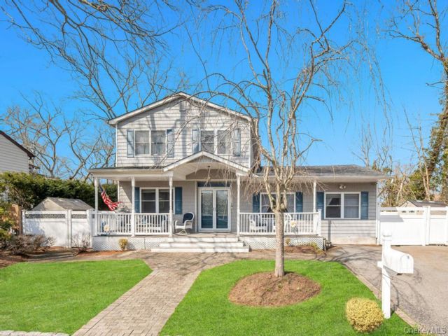  5 BR,  3.00 BTH &nbsp;Colonial style home in Holbrook