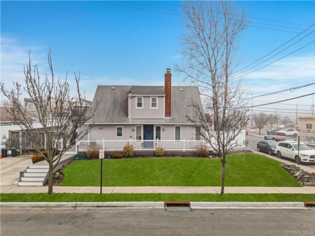  2 BR,  1.00 BTH &nbsp;Colonial style home in Island Park