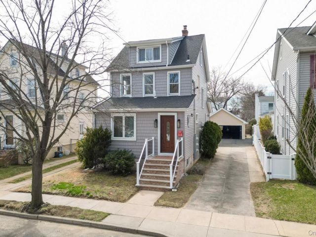  3 BR,  2.00 BTH &nbsp;Other style home in Lynbrook