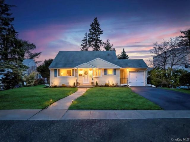  3 BR,  2.00 BTH &nbsp;Exp cape style home in Hicksville