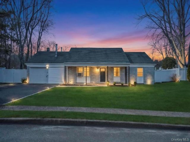  4 BR,  3.00 BTH &nbsp;Ranch style home in Lake Grove