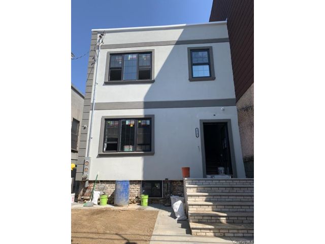  3 BR,  2.00 BTH &nbsp;Colonial style home in East New York