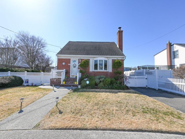  3 BR,  2.00 BTH &nbsp;Cape cod style home in Franklin Square