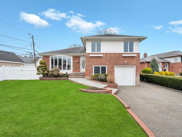  4 BR,  3.00 BTH &nbsp;Split level style home in Hicksville