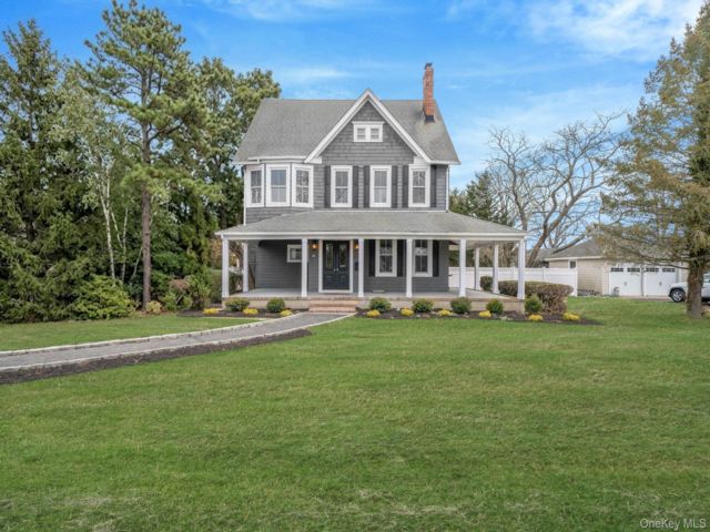  7 BR,  5.00 BTH &nbsp;Colonial style home in Islip