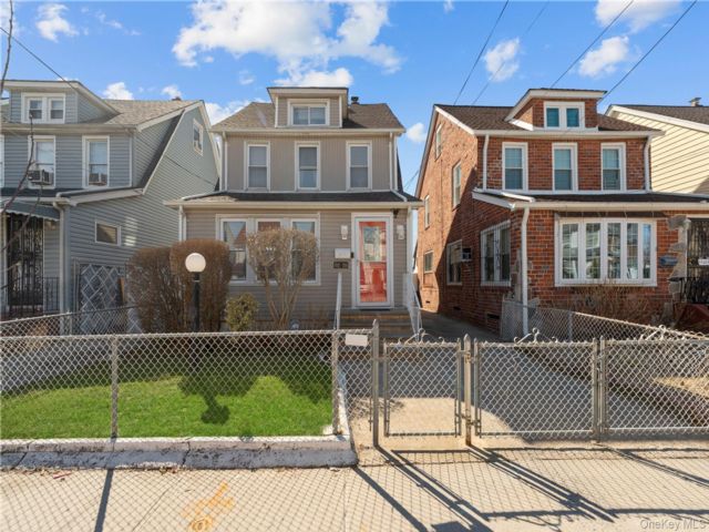  4 BR,  3.00 BTH &nbsp;Colonial style home in Queens Village