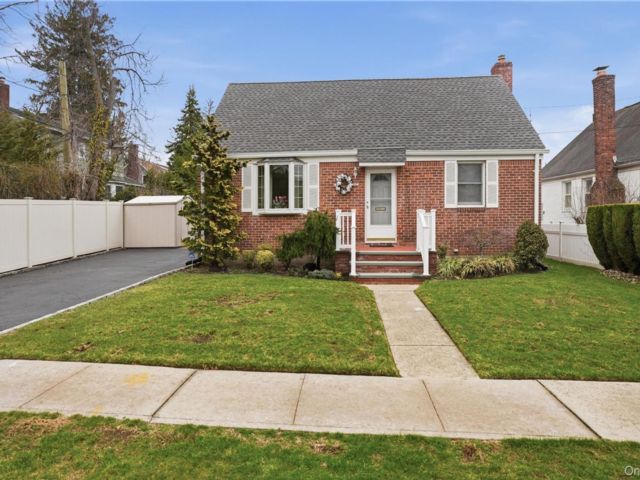  3 BR,  1.00 BTH &nbsp;Cape cod style home in Garden City South