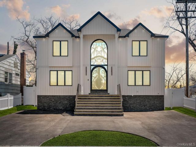  5 BR,  4.00 BTH &nbsp;Colonial style home in Valley Stream