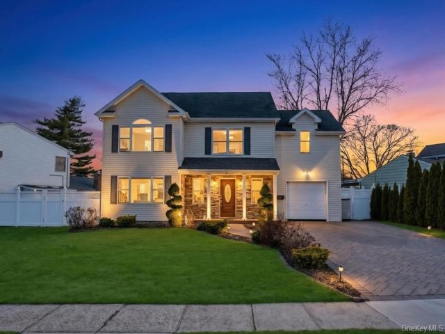  4 BR,  3.00 BTH &nbsp;Colonial style home in Bethpage