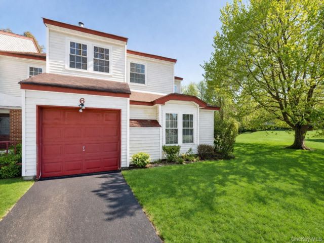  3 BR,  2.00 BTH &nbsp;Condo style home in Coram