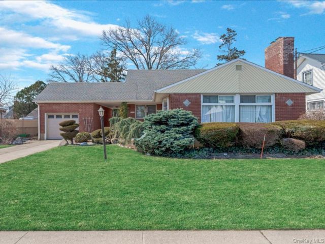  3 BR,  2.00 BTH &nbsp;Cape cod style home in Saint Albans