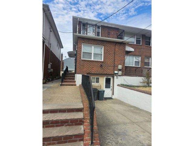  3 BR,  1.00 BTH &nbsp;Colonial style home in Laurelton