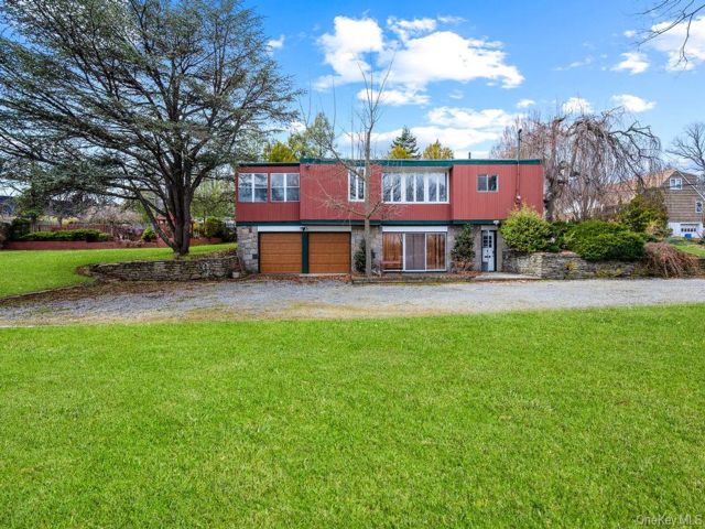  4 BR,  3.00 BTH &nbsp;Exp ranch style home in Great Neck