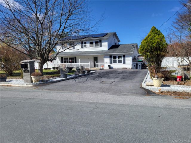  5 BR,  3.00 BTH &nbsp;Colonial style home in Middletown