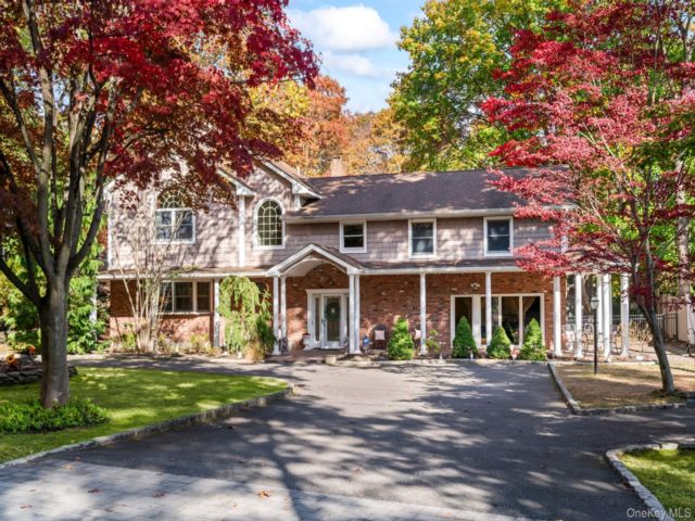  5 BR,  5.00 BTH &nbsp;Colonial style home in Smithtown