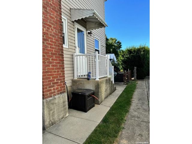  3 BR,  1.00 BTH &nbsp;Cape cod style home in East Meadow