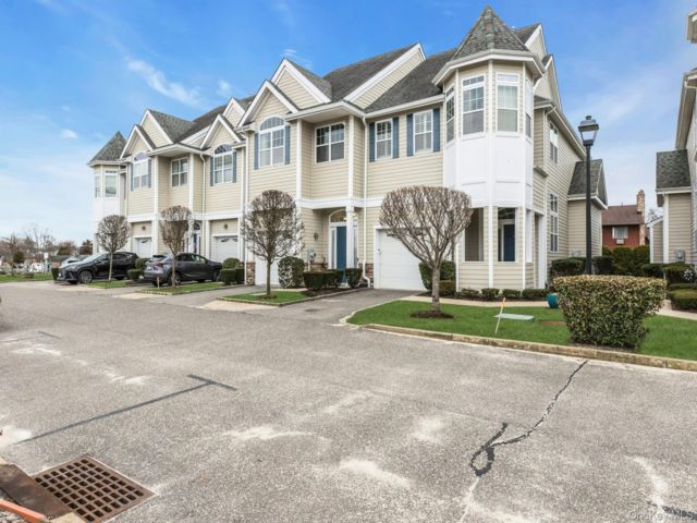  2 BR,  3.00 BTH &nbsp;Condo style home in Patchogue