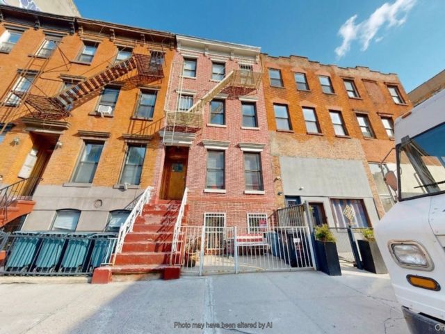  6 BR,  4.00 BTH &nbsp;House style home in Williamsburg