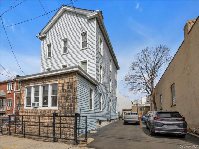  5 BR,  3.00 BTH &nbsp;Other style home in College Point