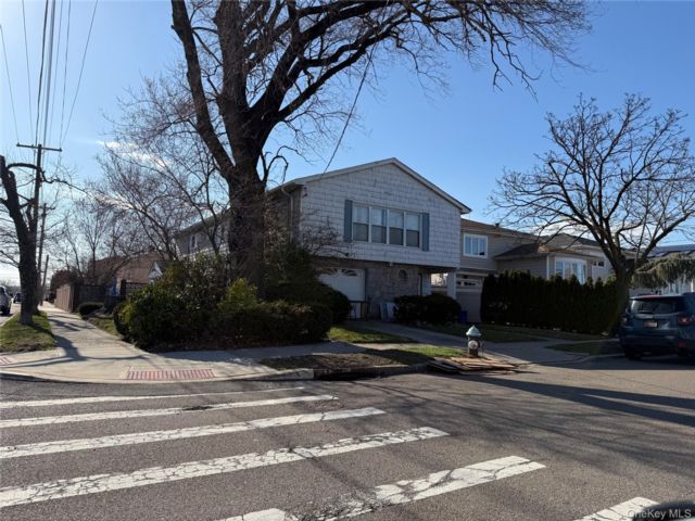 5 BR,  2.00 BTH &nbsp;Hi ranch style home in Howard Beach