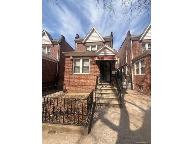  4 BR,  3.00 BTH &nbsp;Colonial style home in Maspeth
