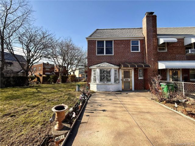  4 BR,  2.00 BTH &nbsp;Colonial style home in Woodside
