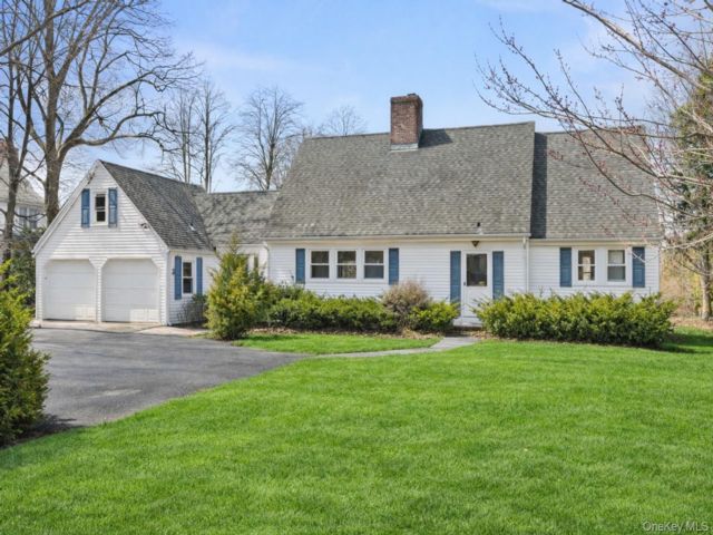  3 BR,  3.00 BTH &nbsp;Exp cape style home in West Islip