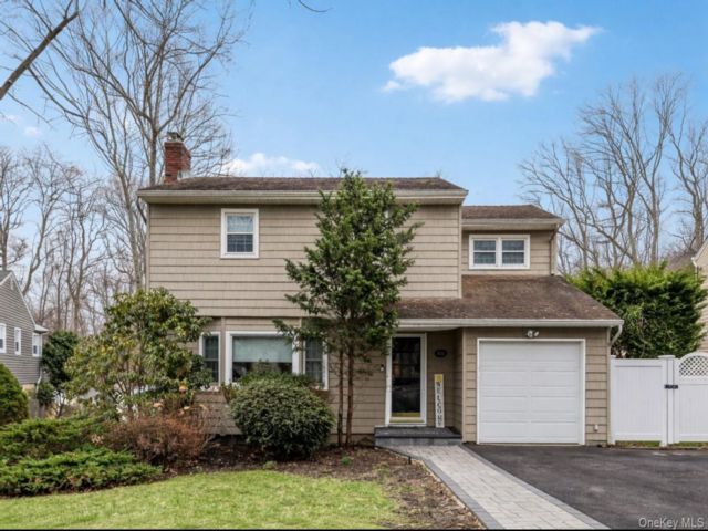  4 BR,  2.00 BTH &nbsp;Colonial style home in East Northport