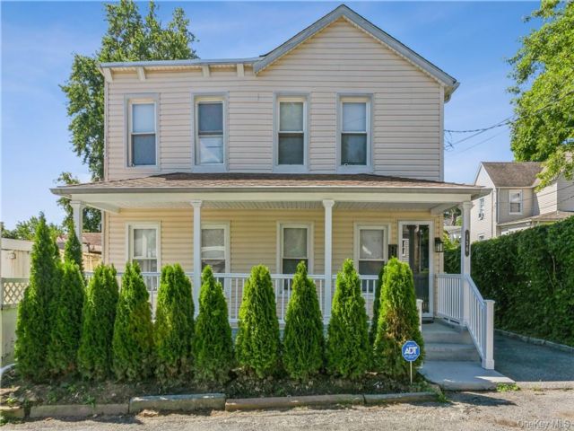  4 BR,  2.00 BTH &nbsp;Colonial style home in Yonkers