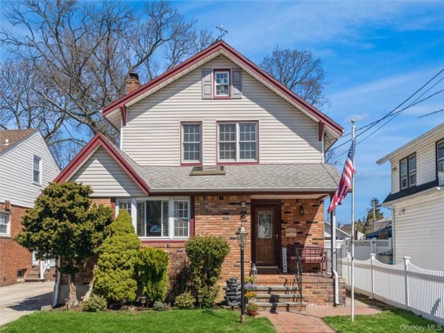  3 BR,  3.00 BTH &nbsp;Colonial style home in Lynbrook