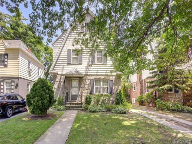  3 BR,  2.00 BTH &nbsp;Colonial style home in Bayside