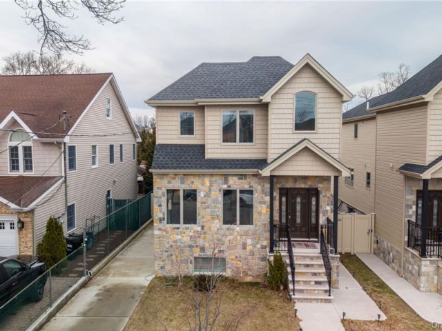  4 BR,  5.00 BTH &nbsp;Colonial style home in Tottenville