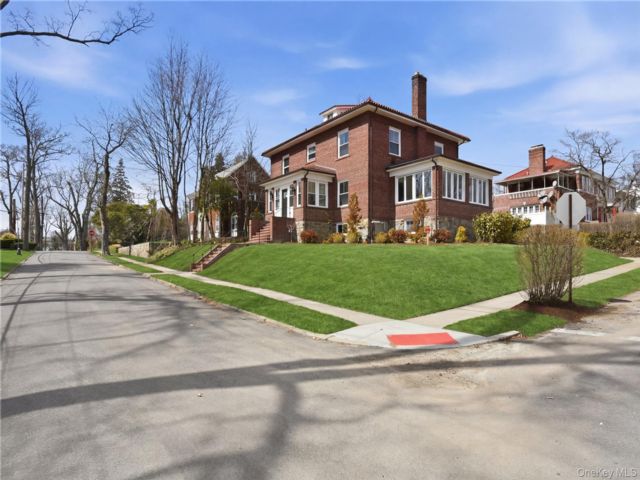  4 BR,  4.00 BTH &nbsp;Colonial style home in Mount Vernon