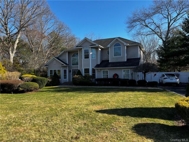  5 BR,  4.00 BTH &nbsp;Colonial style home in Centereach