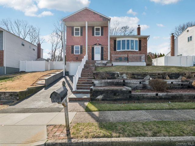  4 BR,  3.00 BTH &nbsp;Colonial style home in Selden