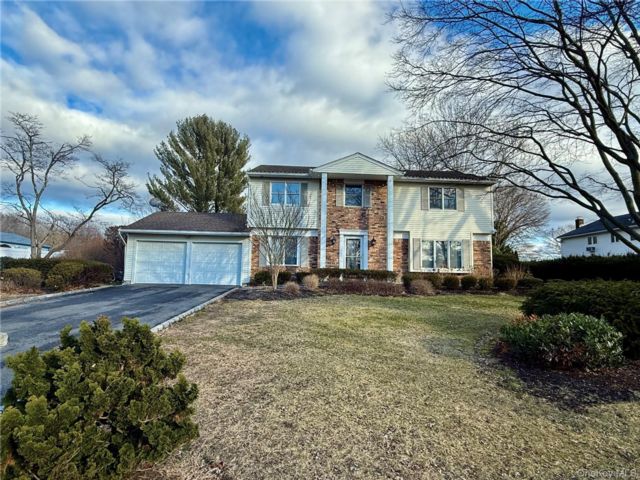  4 BR,  3.00 BTH &nbsp;Colonial style home in South Setauket