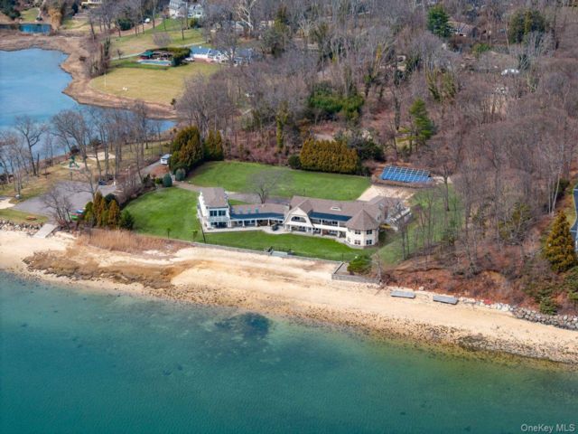  6 BR,  6.00 BTH &nbsp;Colonial style home in Northport