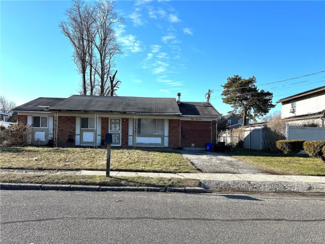  3 BR,  1.00 BTH &nbsp;Ranch style home in Amityville