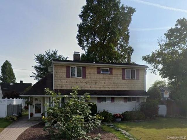  4 BR,  2.00 BTH &nbsp;Colonial style home in Levittown