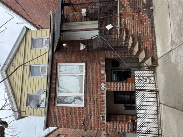  3 BR,  2.00 BTH &nbsp;House style home in Woodside