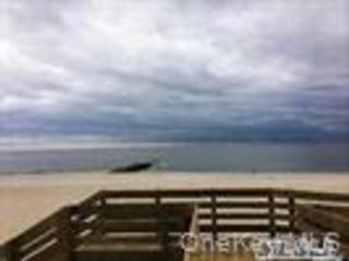  2 BR,  2.00 BTH &nbsp;Contemporary style home in Long Beach