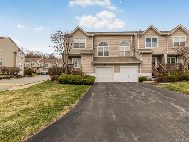  2 BR,  3.00 BTH &nbsp;Condo style home in New Windsor