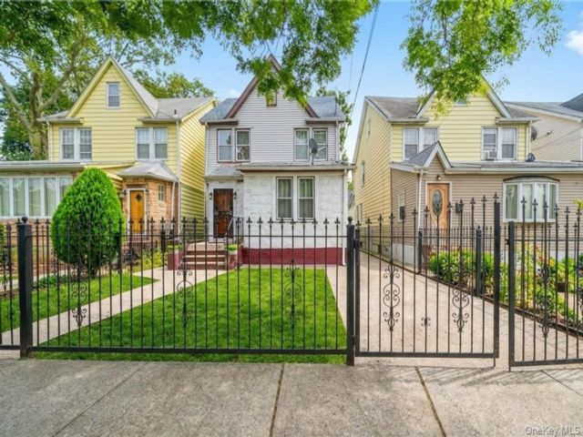  5 BR,  3.00 BTH &nbsp;Colonial style home in Queens Village