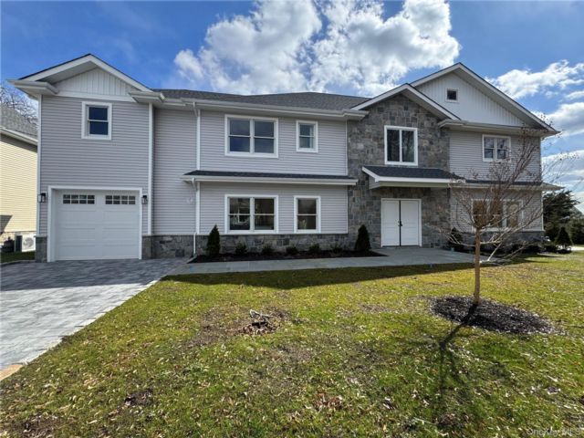  4 BR,  4.00 BTH &nbsp;Colonial style home in Glenwood Landing