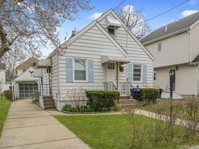  3 BR,  2.00 BTH &nbsp;Cape cod style home in Elm Park