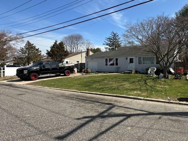  3 BR,  2.00 BTH &nbsp;Split level style home in Huntington